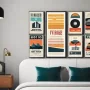 Composição de pôsteres decorativos com diferentes tamanhos acima da cama, mostrando como escolher o tamanho de pôster ideal para decoração de ambientes